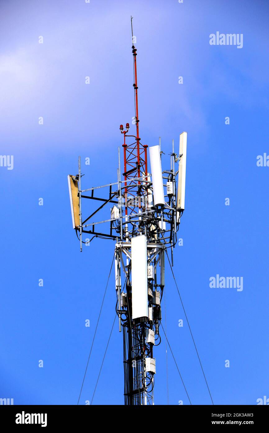 Telefonturm, Internetsignal mit Himmel im Hintergrund, das Signal in der Stadt ausstrahlt Stockfoto