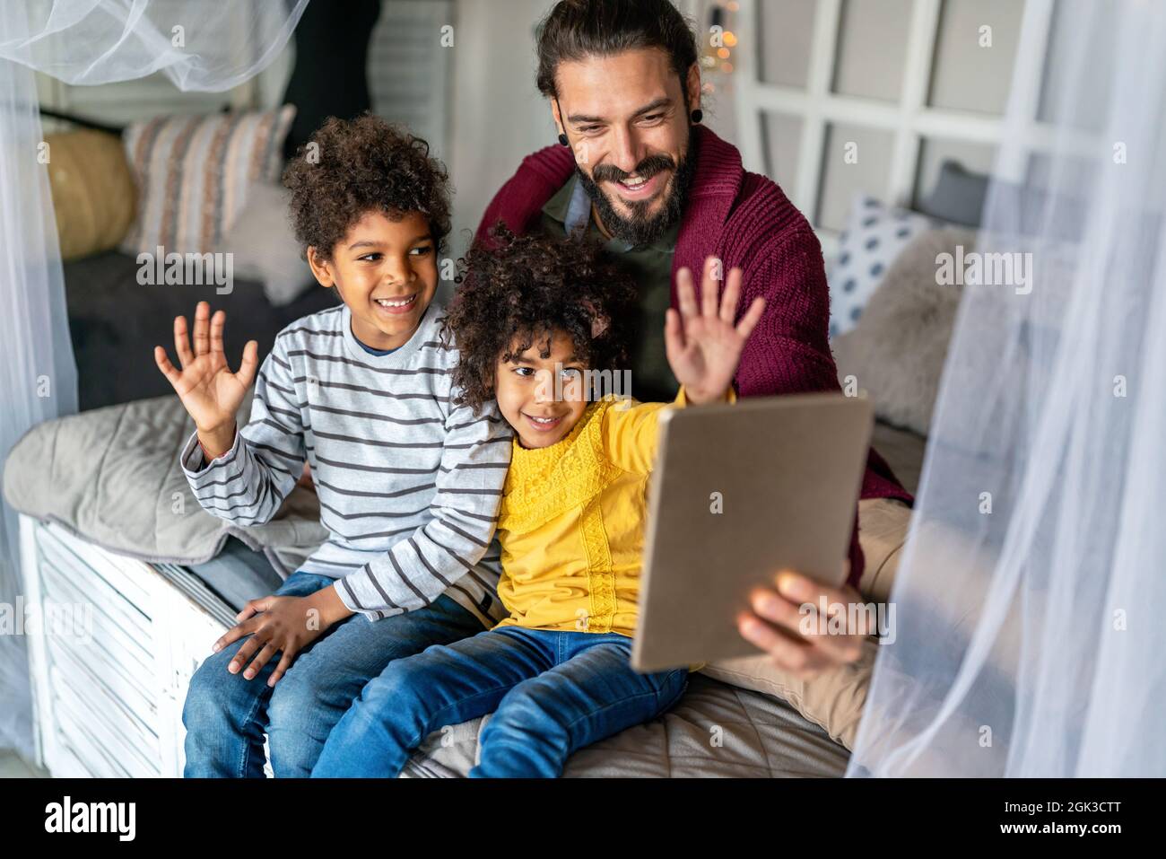 Multiethnische Familie Glück Konzept. Glücklicher Vater und Kinder mit Tablet und Spaß zu Hause Stockfoto