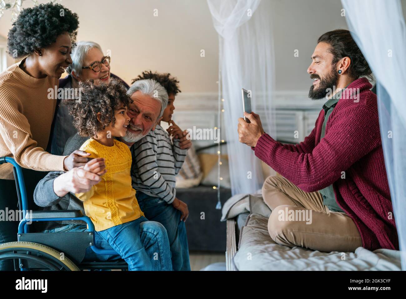Porträt einer glücklichen multiethnischen Familie mit mehreren Generationen, die zu Hause Spaß hat Stockfoto