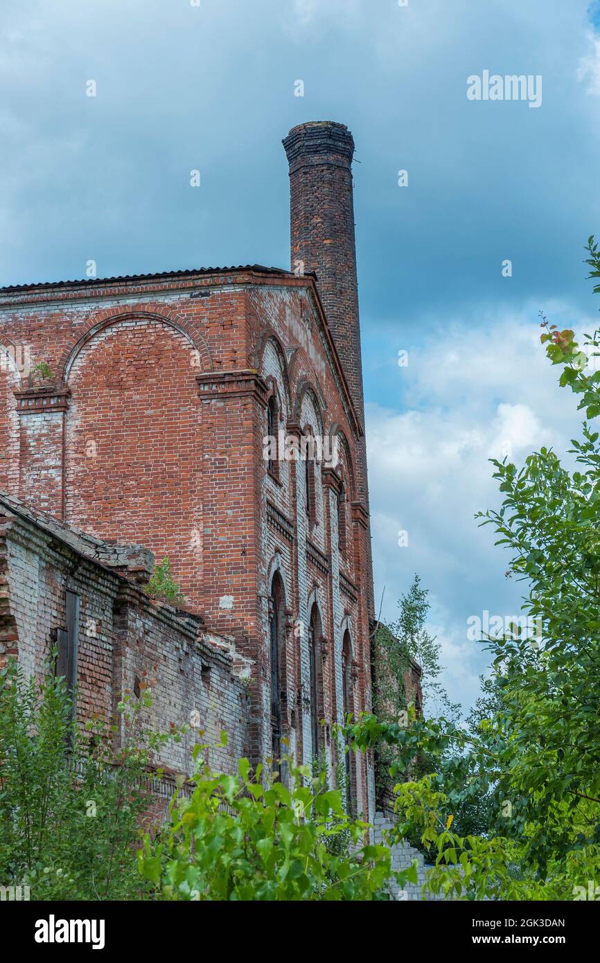 Alte eingestürzte rote Ziegelfabrik, Bobruisk. Stockfoto