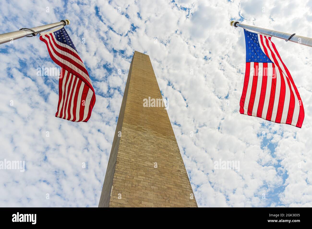 US-Flaggen vor dem Washington Monument Stockfoto