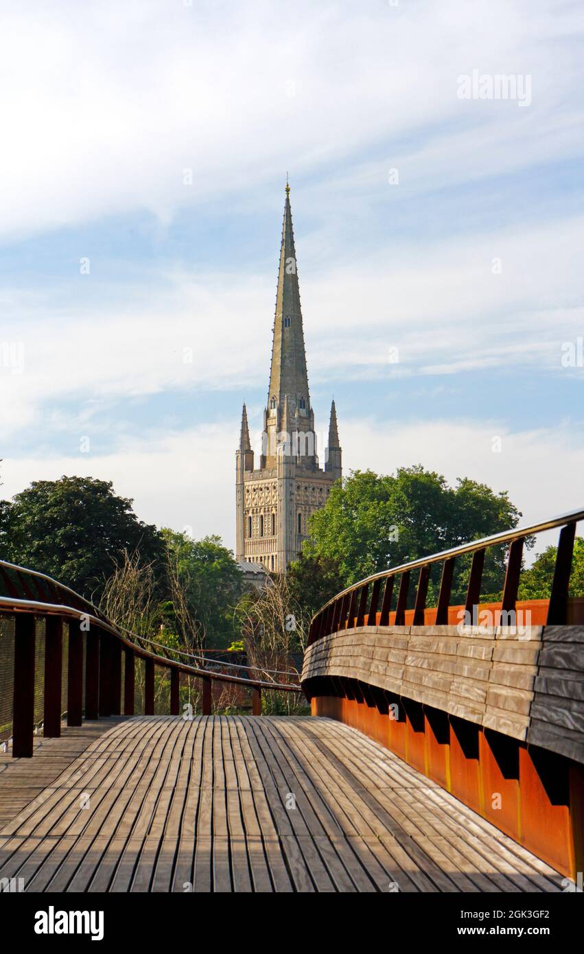 Ein Blick über die Jarrold Bridge zur St. Helens Wharf, die den Fluss Wensum mit dem Kirchturm in Norwich, Norfolk, England, Großbritannien überquert. Stockfoto