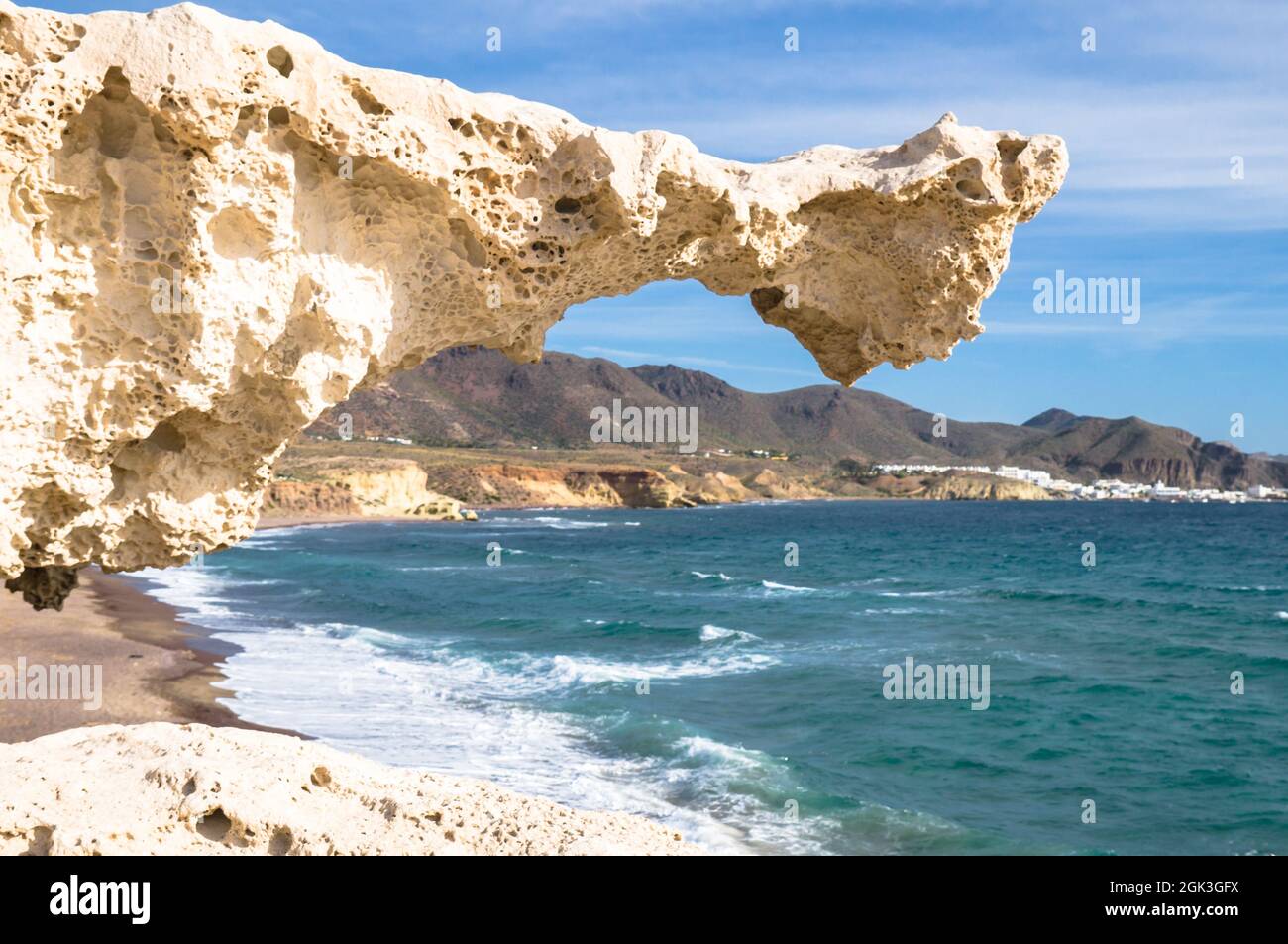 Natürlicher Blick auf die felsige Küste des Strandes von Los Escullos in Spanien Stockfoto