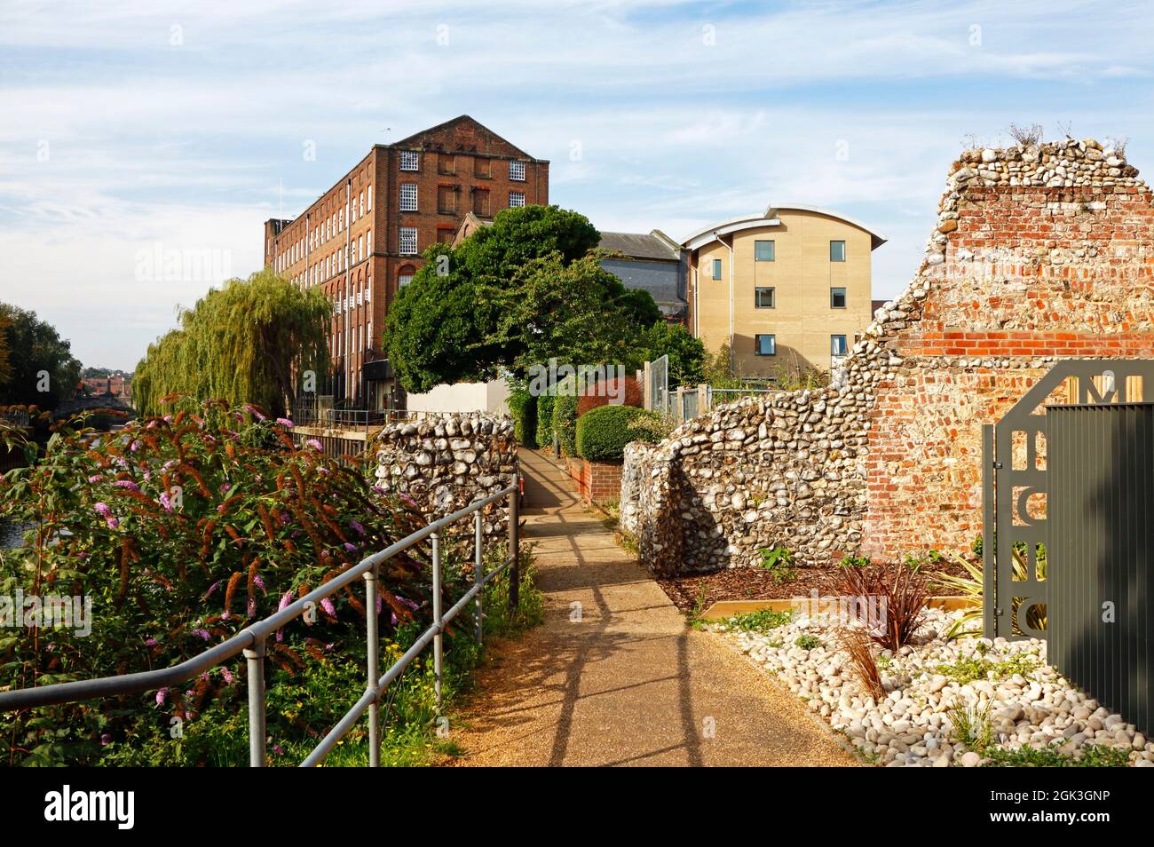 Der öffentliche Wanderweg auf der Nordseite des Flusses Wensum nähert sich der St James Mill in der Stadt Norwich, Norfolk, England, Vereinigtes Königreich. Stockfoto