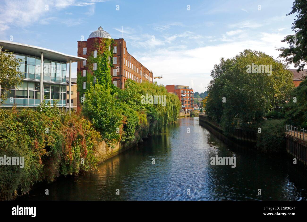 Ein Blick auf den Fluss Wensum flussabwärts der Whitefriars Bridge mit architektonischen Besonderheiten in der Stadt Norwich, Norfolk, England, Vereinigtes Königreich. Stockfoto