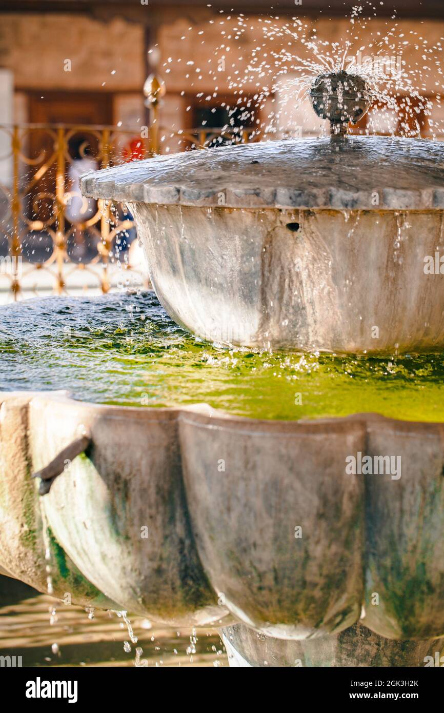 Nahaufnahme des Brunnens im Mausoleum von Mevlana auf dem Mevlana-Platz in Konya, Türkei. Stockfoto