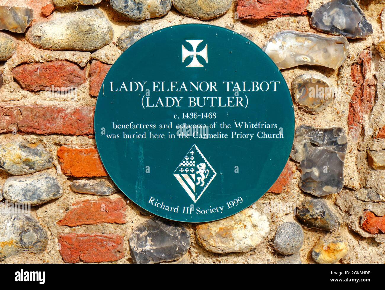 Eine Gedenktafel, die die Begräbnisstätte von Lady Eleanor Talbot, der Wohltäterin der Whitefriars in Norwich, Norfolk, England, Vereinigtes Königreich, anerkennt. Stockfoto