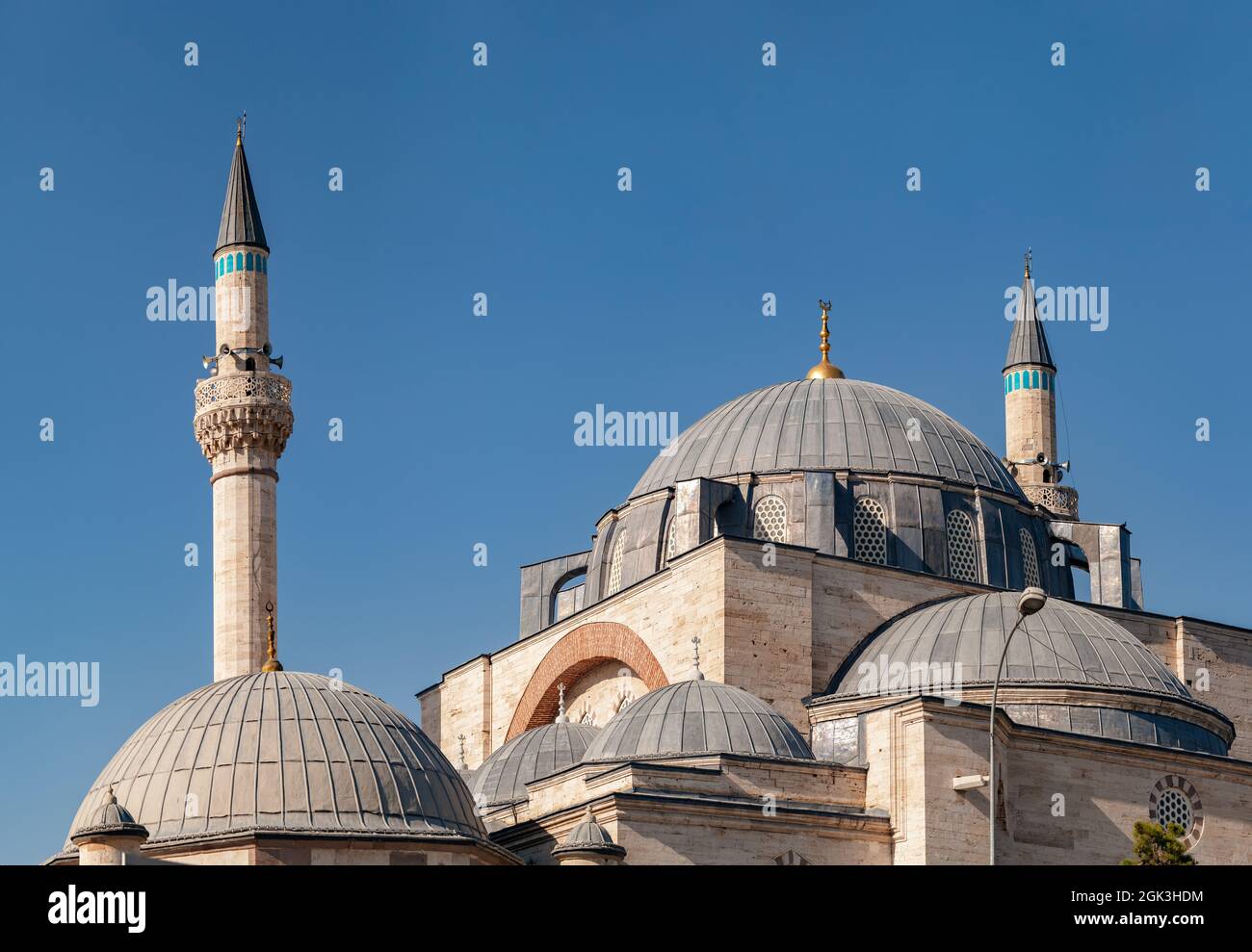 Außenansicht der wunderschönen historischen Selimiye Moschee | Sultan Selim Camii vor dem klaren blauen Himmel in Konya, Türkei. Stockfoto