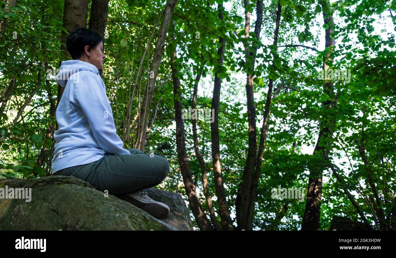 Meditation und Entspannung der jungen Frau in einem Wald Stockfoto