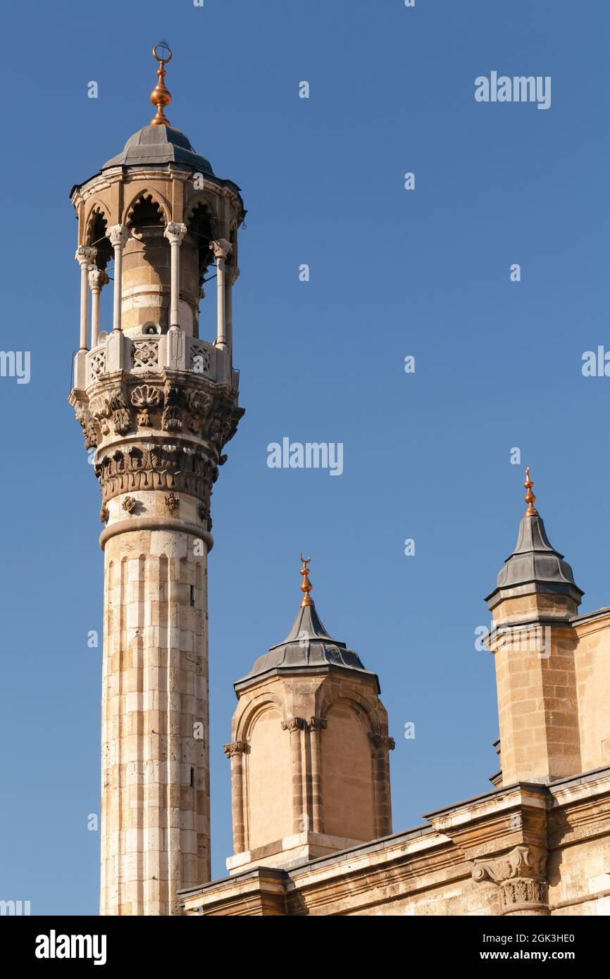 Außenansicht der antiken Aziziye Moschee | Aziziye Camii, erbaut 1671-1676 im Karatay Bezirk in Konya, Türkei. Aziziye Moschee hat Barock und Ottom Stockfoto