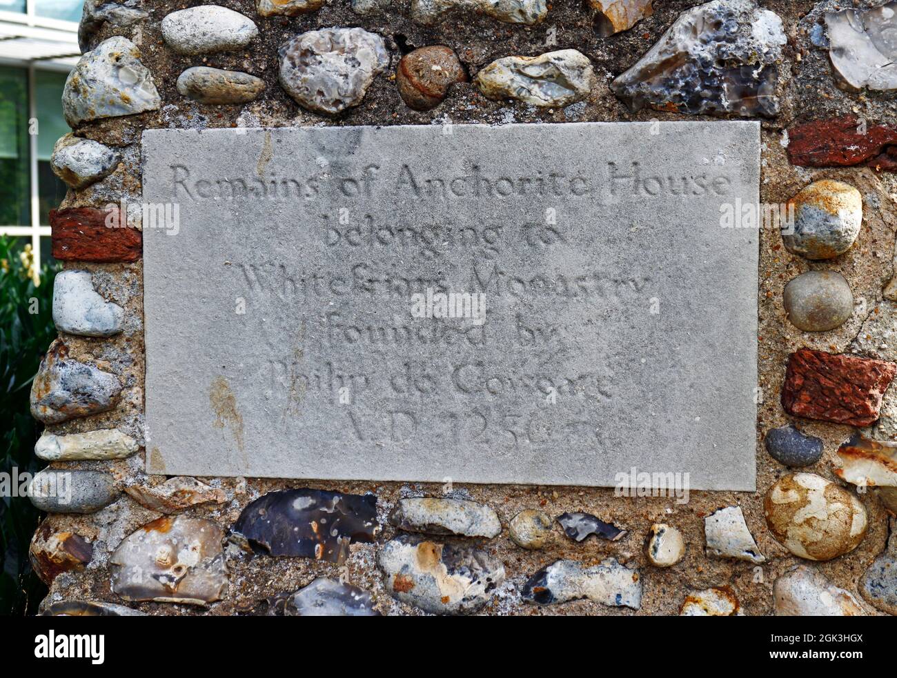 Eine Gedenktafel an den Resten des Anchorite House, das zum ehemaligen Whitefriars-Kloster in der Stadt Norwich, Norfolk, England, Vereinigtes Königreich gehört. Stockfoto