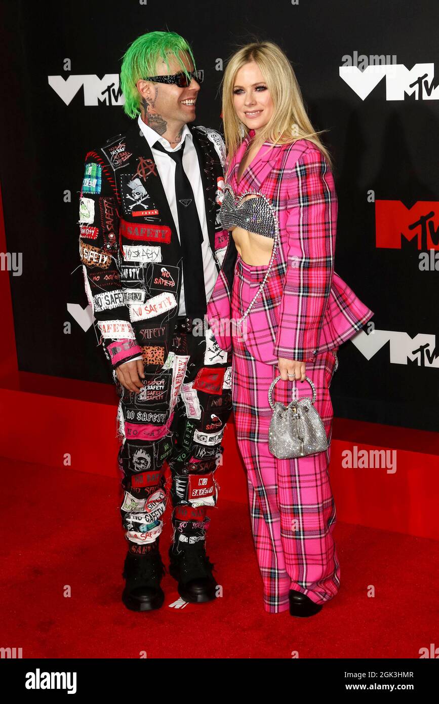 New York, USA. September 2021. Mod Sun (l.) und Avril Lavigne nehmen am 12. September 2021 an den MTV Video Music Awards 2021, VMAs, im Barclays Center in Brooklyn, New York, USA, Teil. Kredit: dpa/Alamy Live Nachrichten Stockfoto