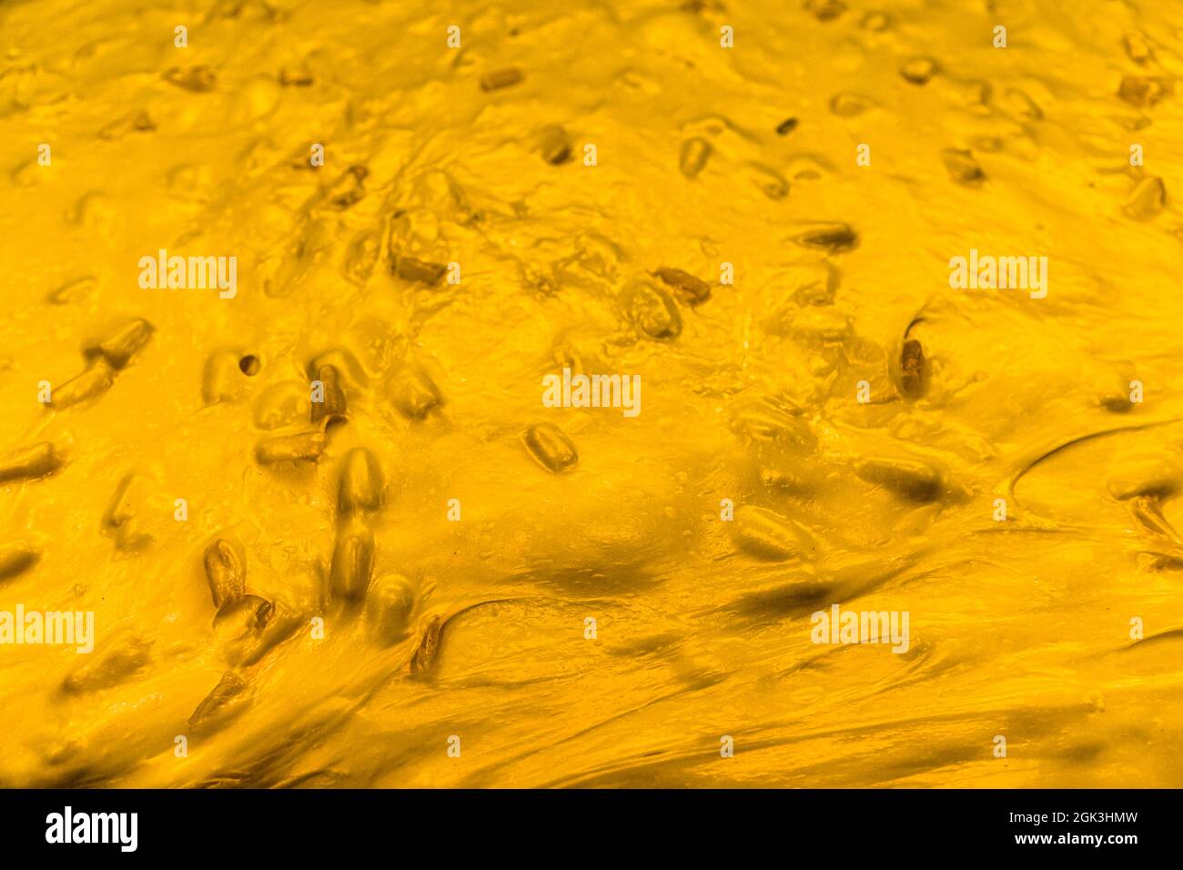 Glänzender, goldgelber Panettone-Teig bedeckt eine Oberfläche in sanften Wellen in der Küche der Pasticceria Marnin in Locarno. Via Valmarella, Ticino, Schweiz. Stockfoto