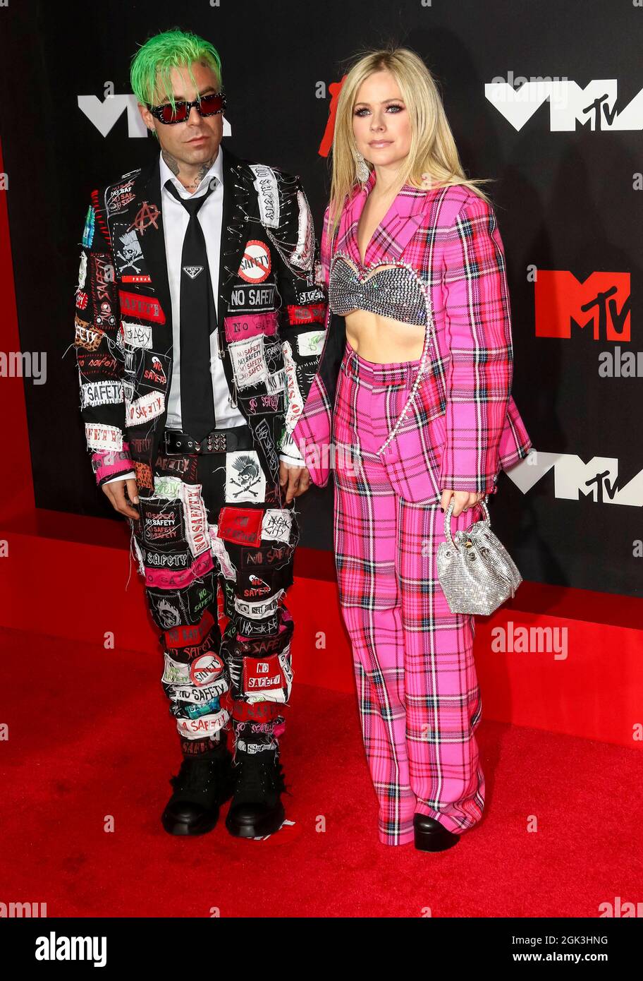 New York, USA. September 2021. Mod Sun (l.) und Avril Lavigne nehmen am 12. September 2021 an den MTV Video Music Awards 2021, VMAs, im Barclays Center in Brooklyn, New York, USA, Teil. Kredit: dpa/Alamy Live Nachrichten Stockfoto