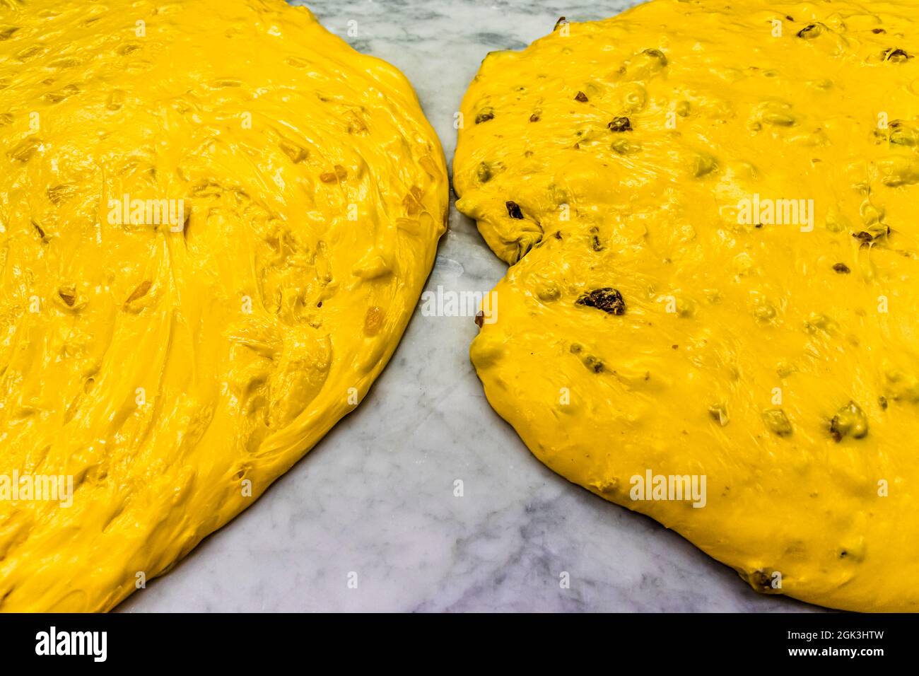 Panettonentführung in der Pasticceria Marnin in Locarno, Schweiz. Circolo di Locarno, Schweiz. Der Teig für den Sommerpanettone und den Traditzionale kommt zum ersten Mal zur Ruhe Stockfoto