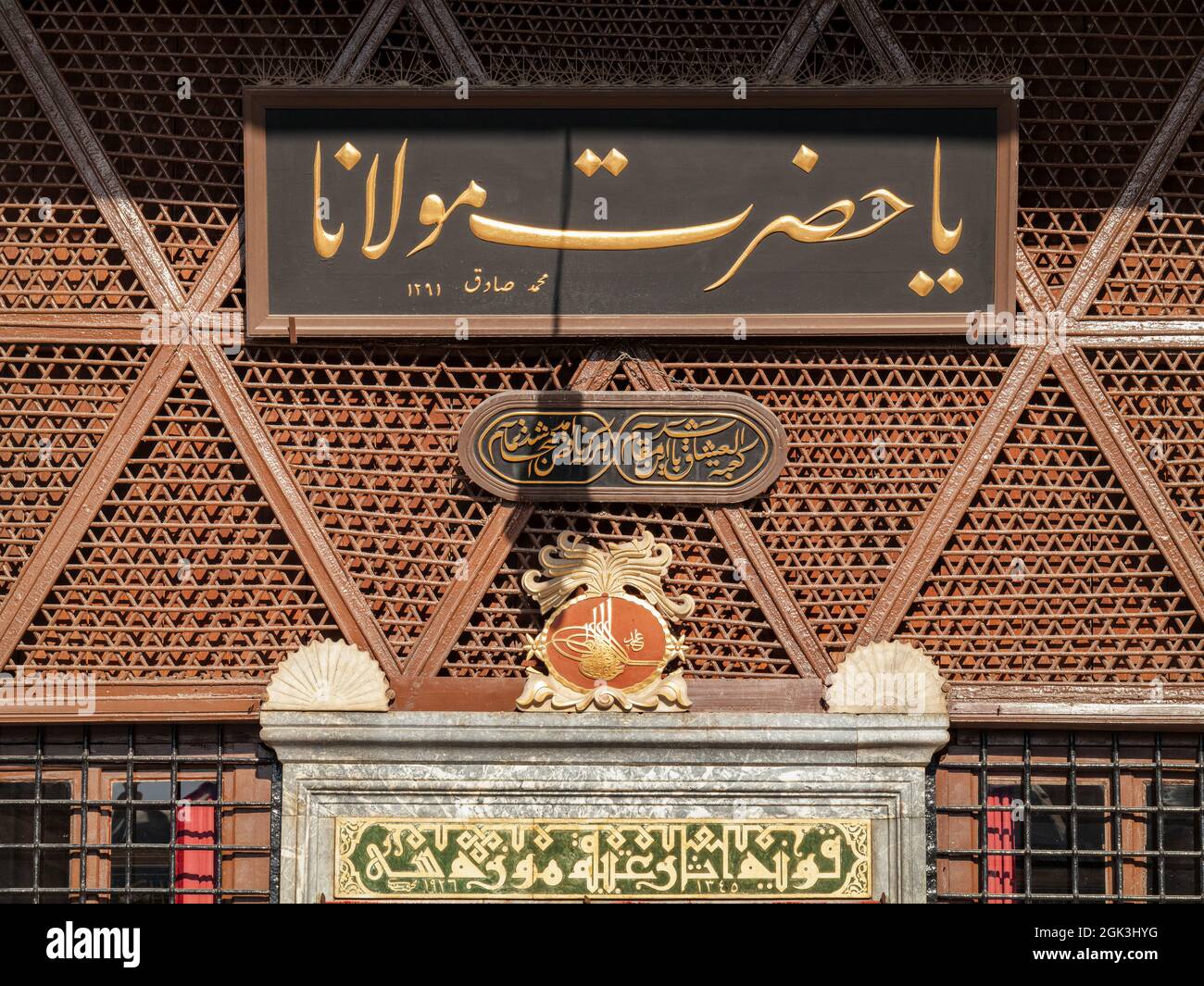 „entweder scheinen wie du bist oder sein wie du scheinst. ' das bekannteste Zitat von Mevlana Celaleddîn-i Rumî, geschrieben auf einem Rahmen über dem Eingang seines Grabes. Stockfoto