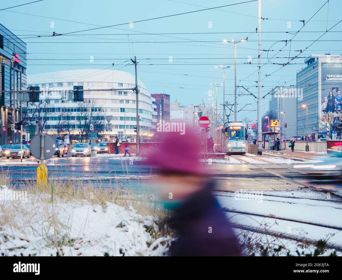 Städtische Umwelt, öffentliche Verkehrsmittel und Menschen zu Fuß in der Innenstadt Stockfoto