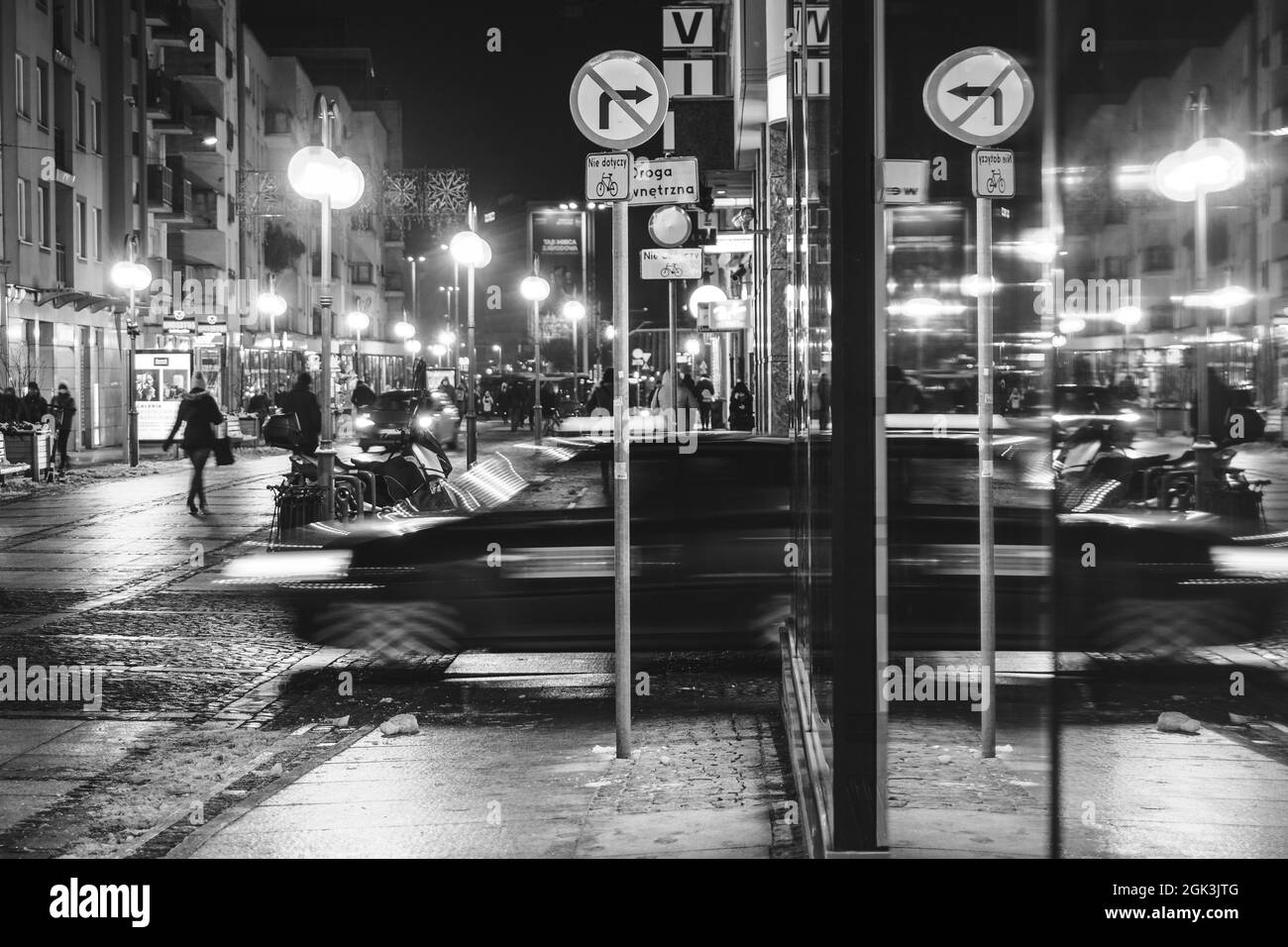 Städtische Umwelt, öffentliche Verkehrsmittel und Menschen zu Fuß in der Innenstadt Stockfoto
