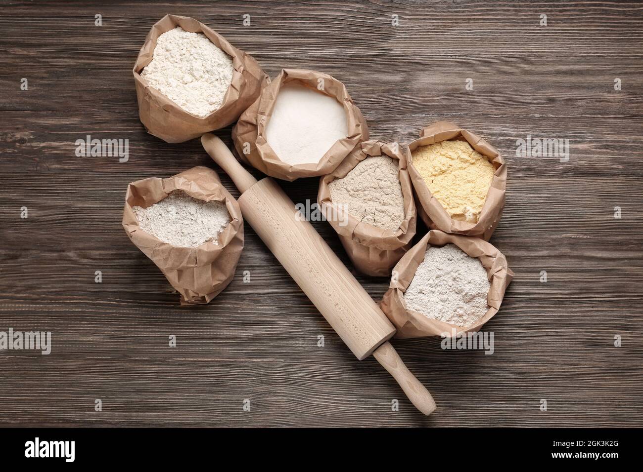 Papiertüten Mit Verschiedenen Arten Von Mehl Auf Holzhintergrund  Stockfotografie - Alamy