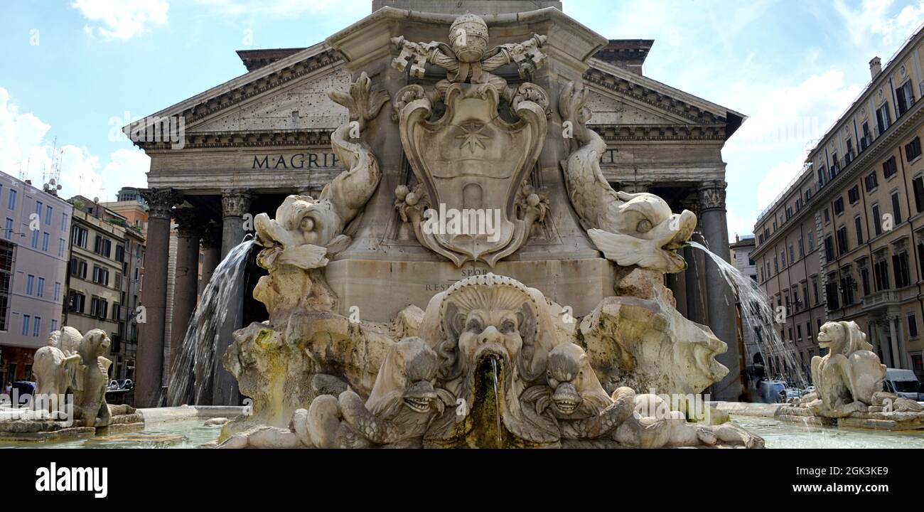 Das Pantheon, ist ein Gebäude des alten Roms, es wurde 27 v. Chr. vom Harpinat Marco Vipsanio Agrippa, Schwiegersohn des Augustus, als Tempel gebaut Stockfoto