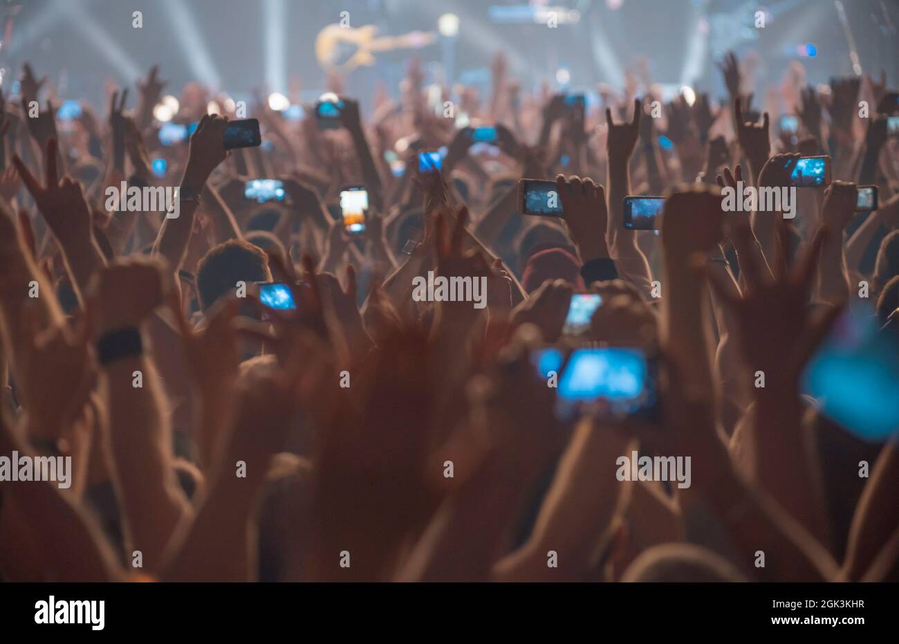 Menschen auf dem Konzert mit dem Phones schießen die Show Stockfoto