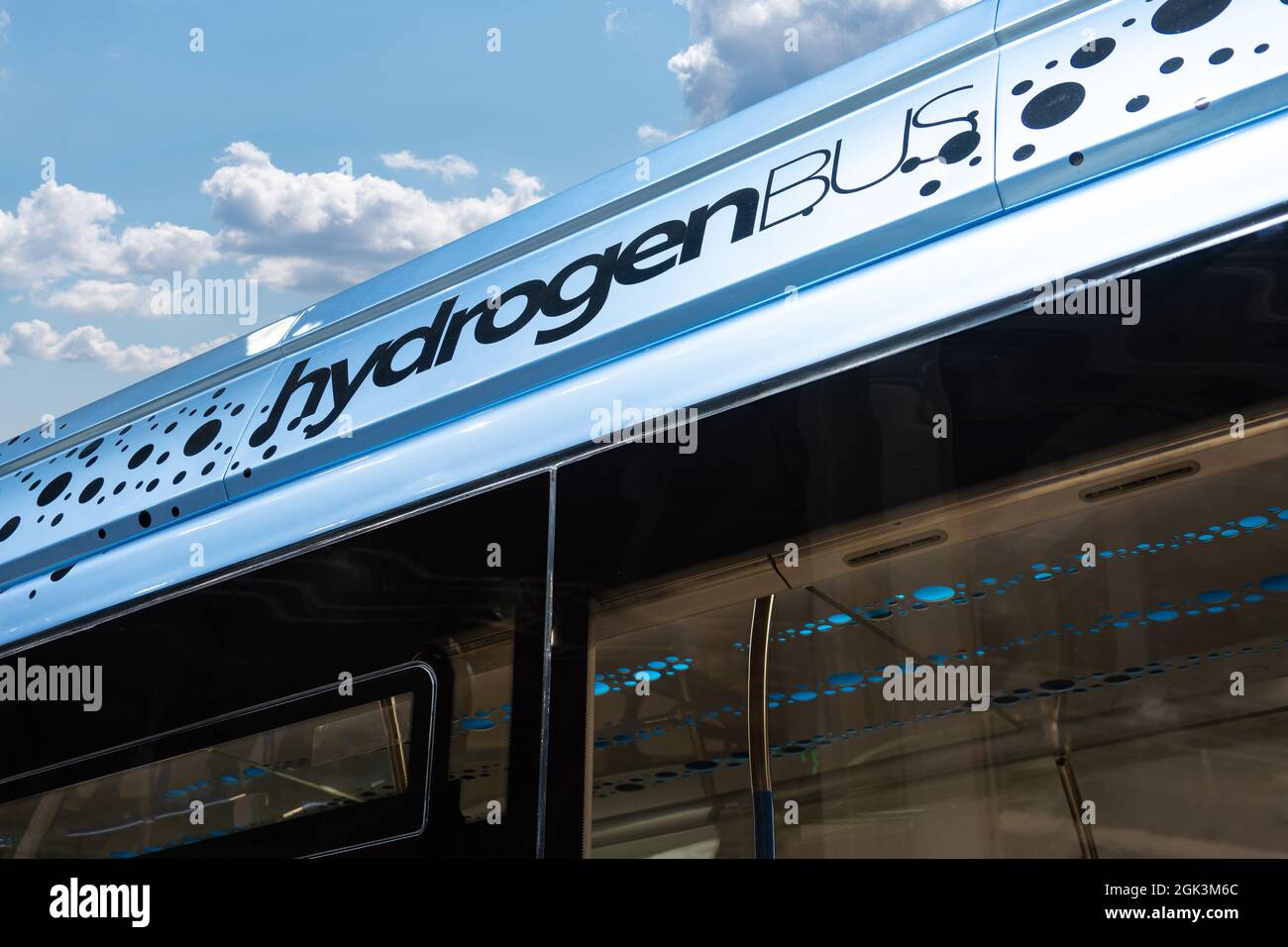 Blauer Brennstoffzellen-Bus mit Aufschrift WASSERSTOFFBUS auf einer Tafel Stockfoto