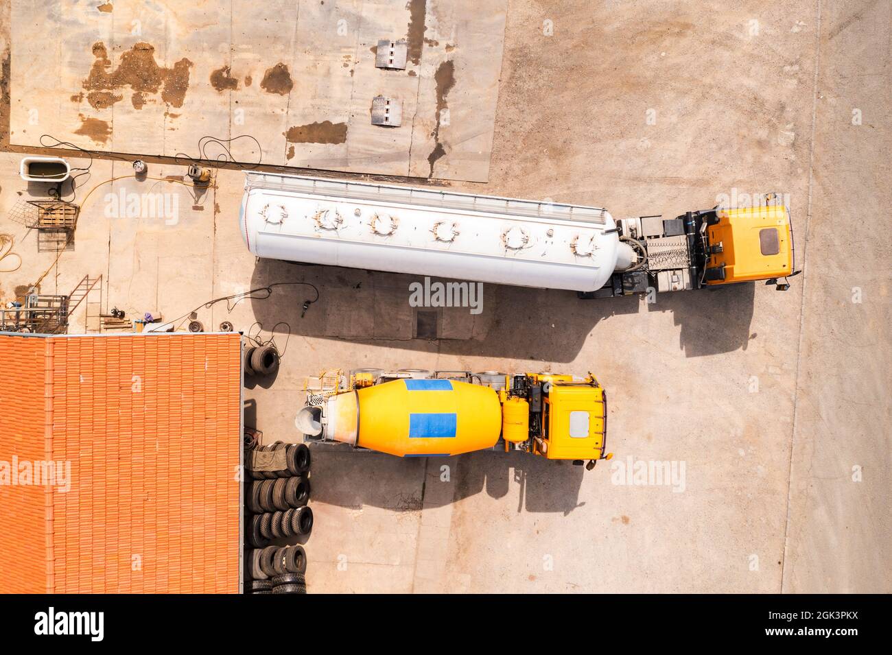 Luftaufnahme von zwei LKWs in der Reparaturwerkstatt, Draufsicht auf Drohnenfoto Stockfoto