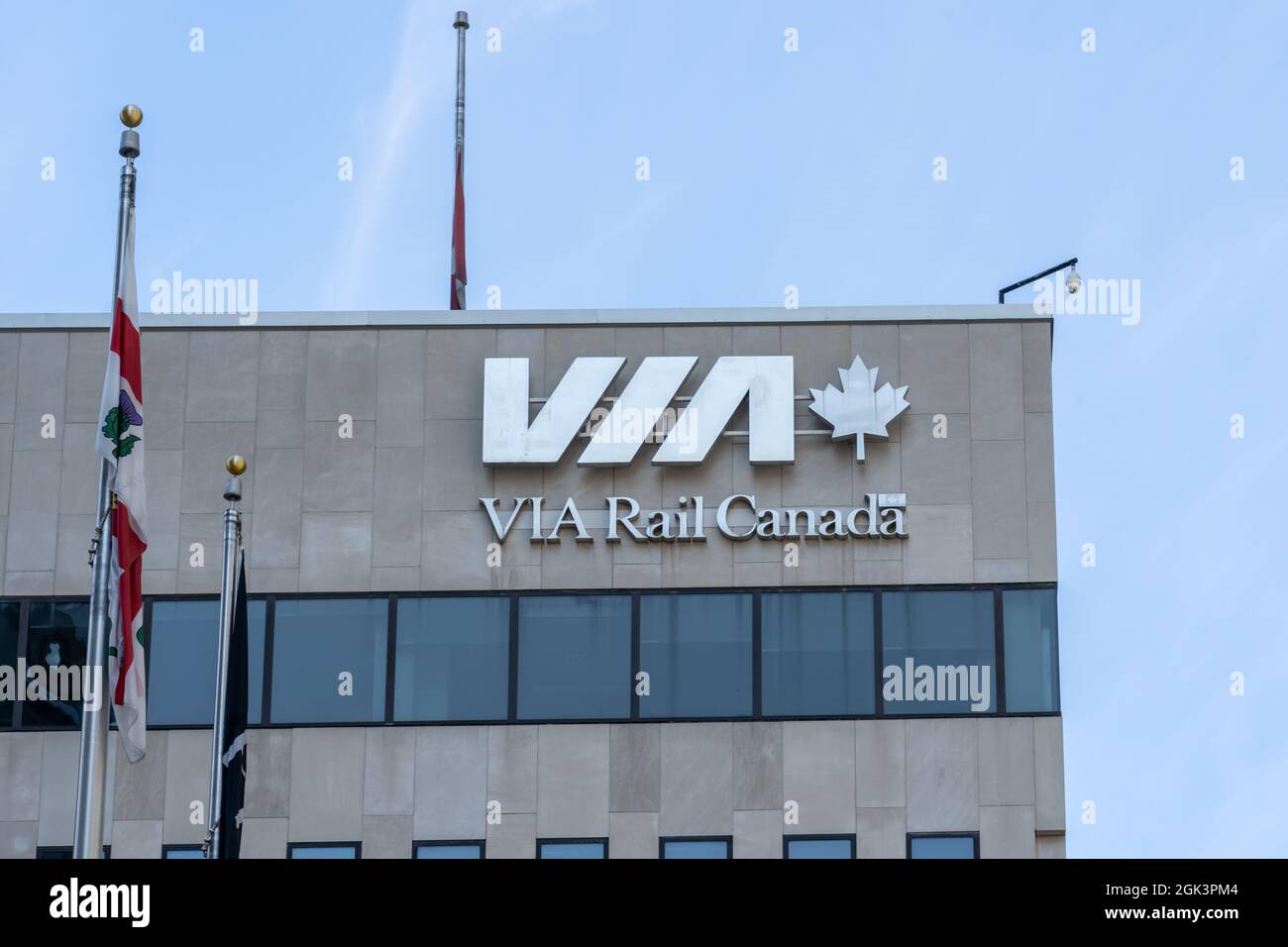Montreal, QC, Kanada - 4. September 2021: Nahaufnahme des VIA Rail Canada-Zeichens am Hauptsitz in Montreal, QC, Kanada. Stockfoto