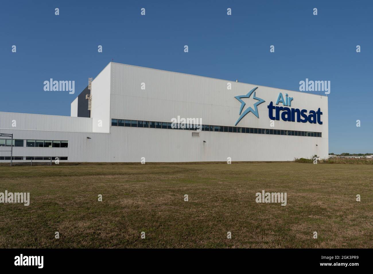 Montreal, QC, Kanada - 4. September 2021: Air Transat Hauptsitz in Montreal, QC, Kanada. Stockfoto