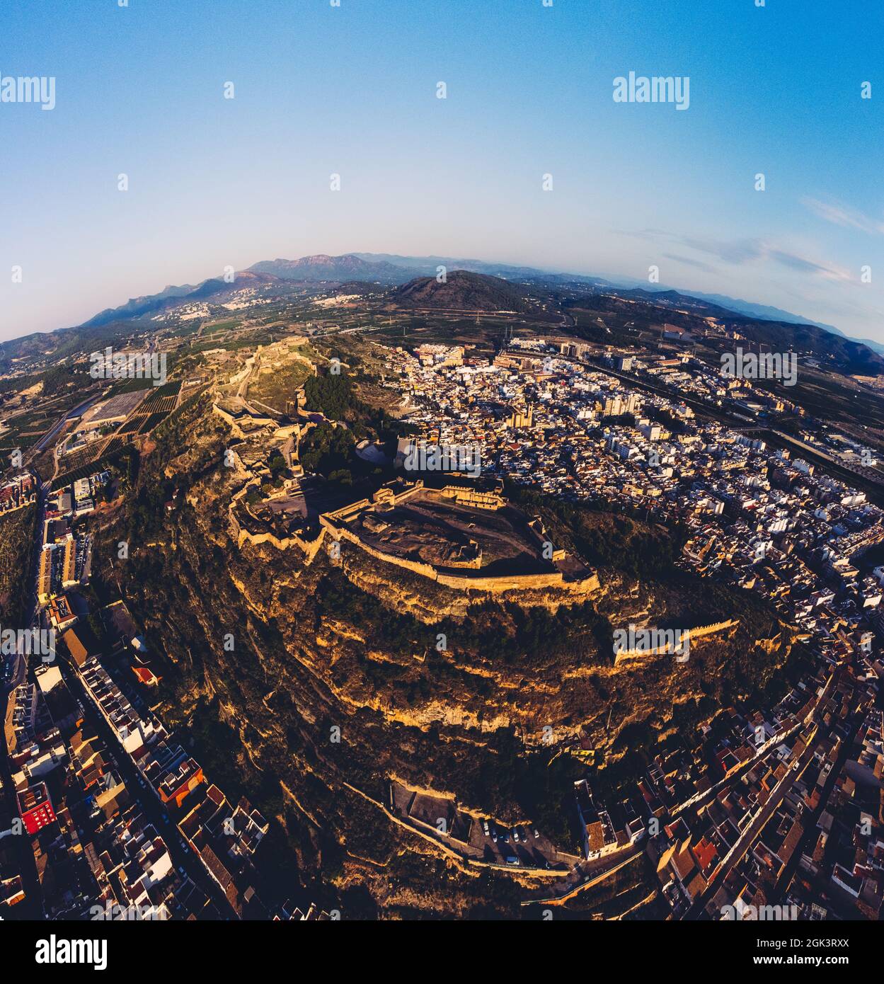 Luftpanorama vertikale Ansicht der Burg von Sagunto mit der Stadt im Hintergrund Stockfoto