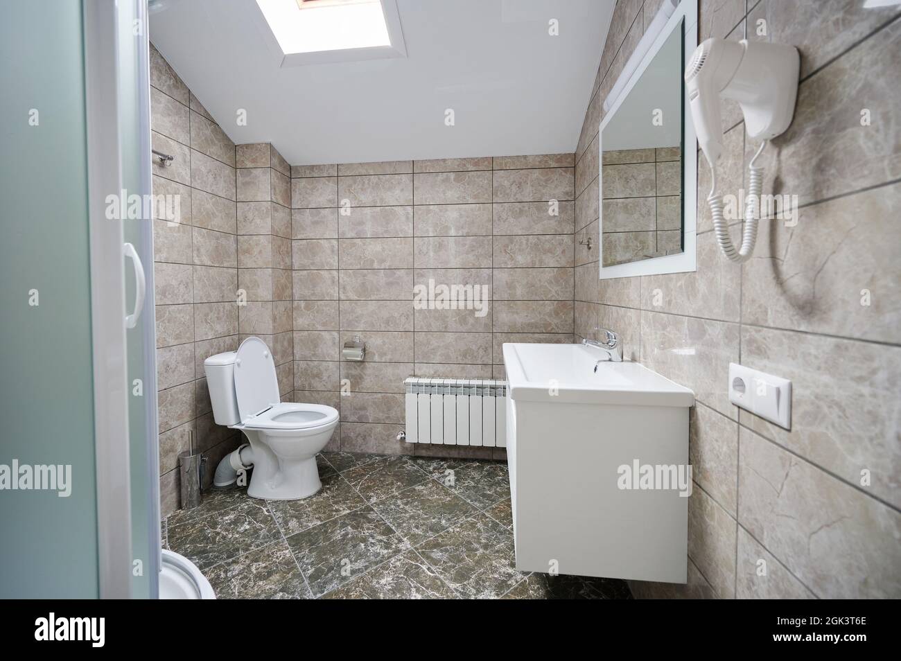 Elegantes, braunfarbenes Badezimmer mit Fliesen. Die Einrichtung des modernen Waschraums Stockfoto