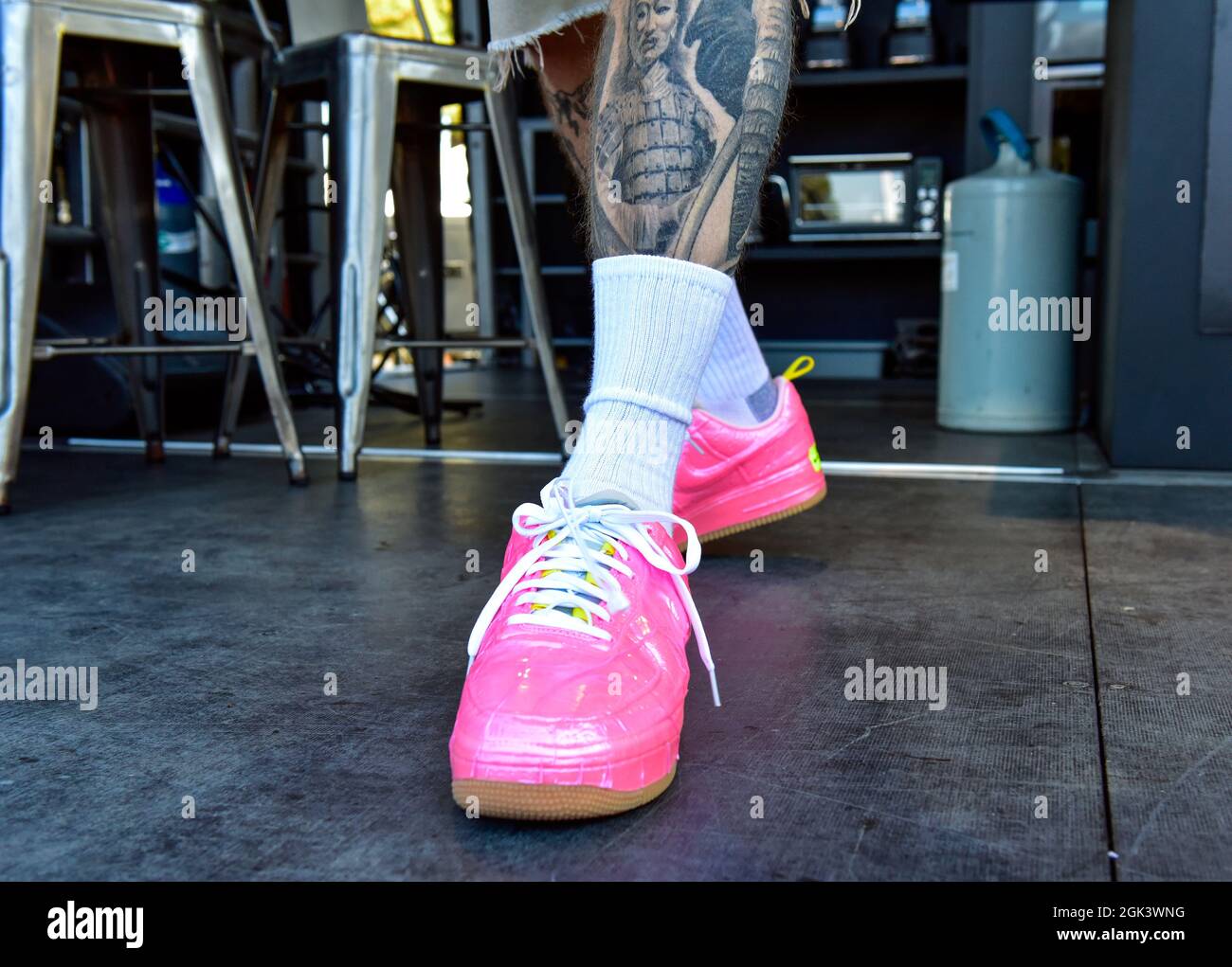 Pinke Nike Schuhe auf der Bühne Stockfoto