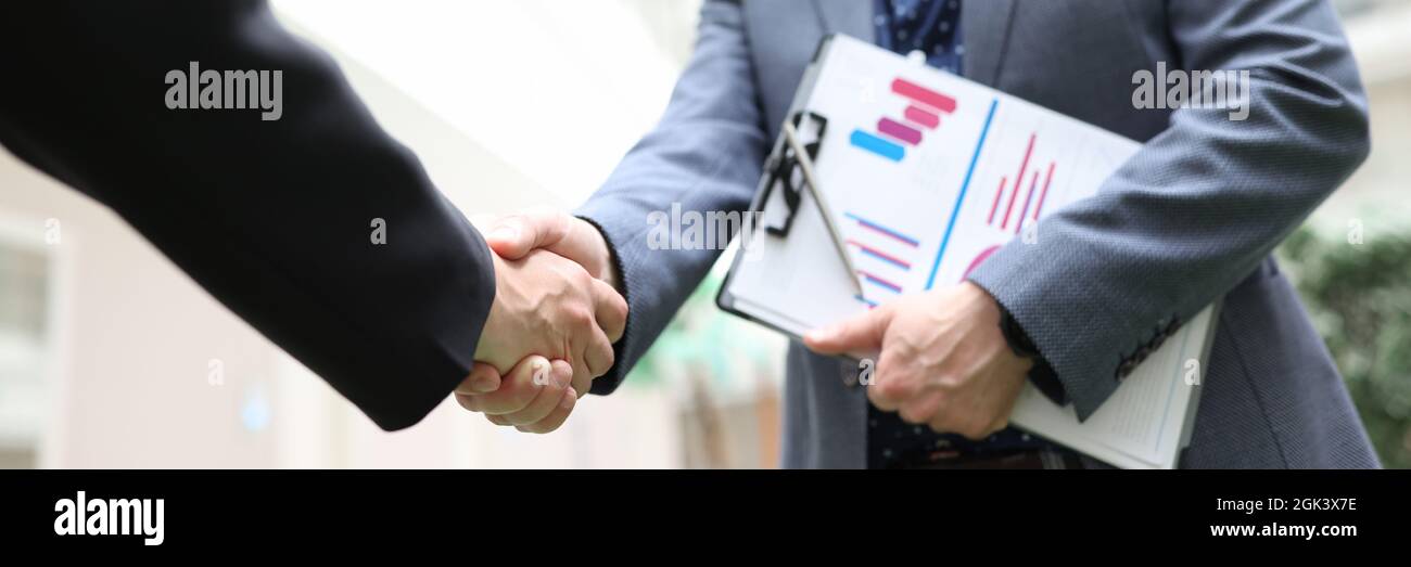 Geschäftspartner geben sich bei der Nahaufnahme der Konferenz die Hände Stockfoto