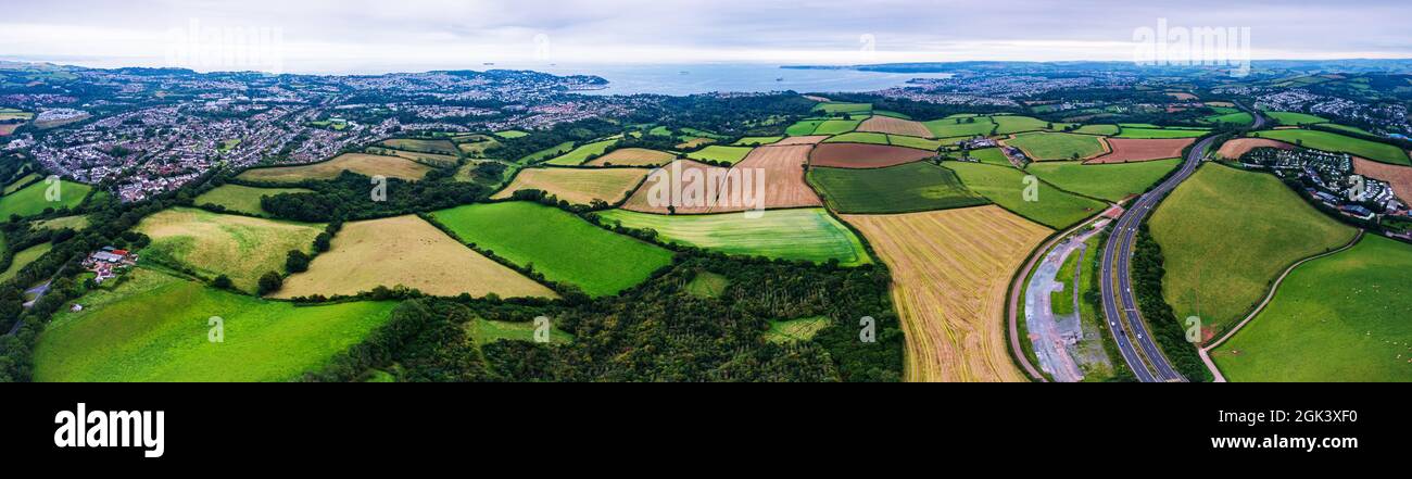 Drohnenfotografie - Panorama von Feldern und Wiesen über Torquay, Devon, England, Europa Stockfoto