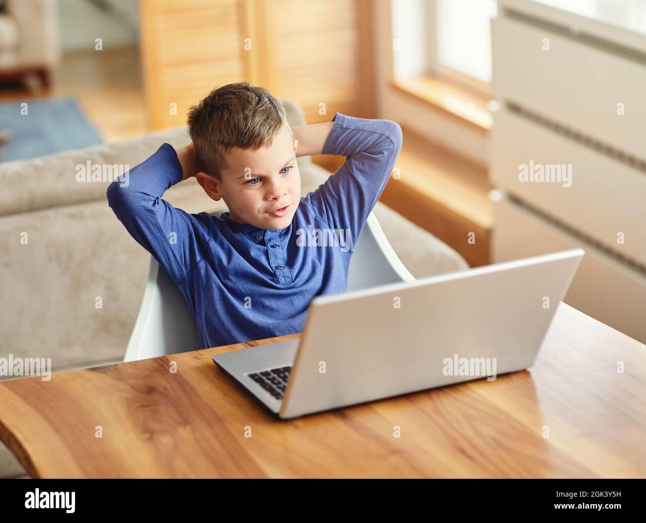 Kind Junge mit Spaß Tablet Laptop glücklich Kind Stockfoto