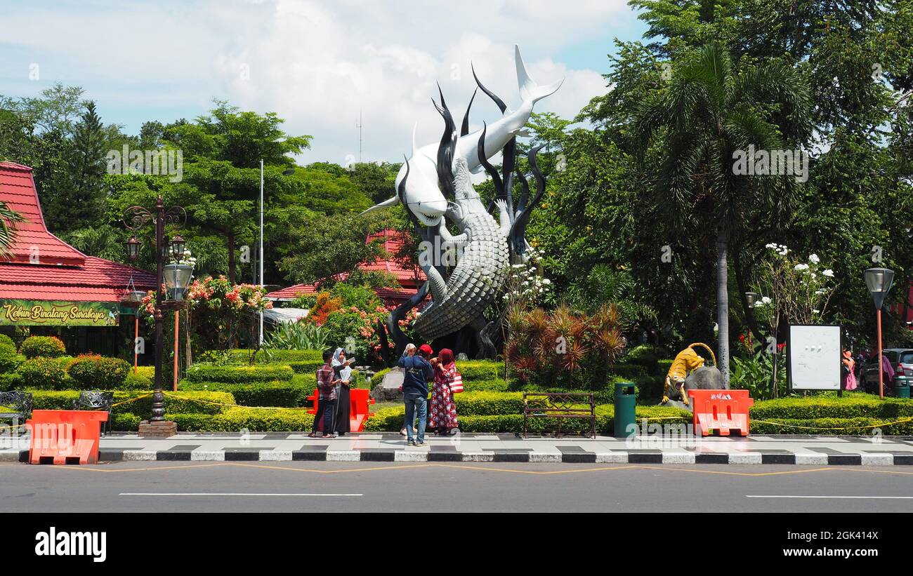 Surabaya, Indonesien, 20. April 2018. Sura und Krokodilstatue, das Symbol der Stadt Surabaya, die sich vor dem Surabaya Zoo befindet. Stockfoto