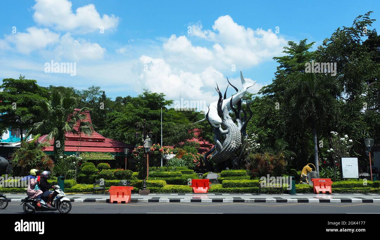 Surabaya, Indonesien, 20. April 2018. Sura und Krokodilstatue, das Symbol der Stadt Surabaya, die sich vor dem Surabaya Zoo befindet. Stockfoto