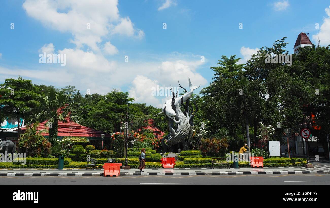 Surabaya, Indonesien, 20. April 2018. Sura und Krokodilstatue, das Symbol der Stadt Surabaya, die sich vor dem Surabaya Zoo befindet. Stockfoto