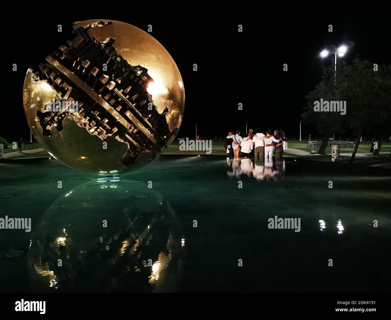 PESARO, ITALIEN - 06. Aug 2021: Die große Sphäre A. Pomodoro in Pesaro, Italien bei Nacht Stockfoto