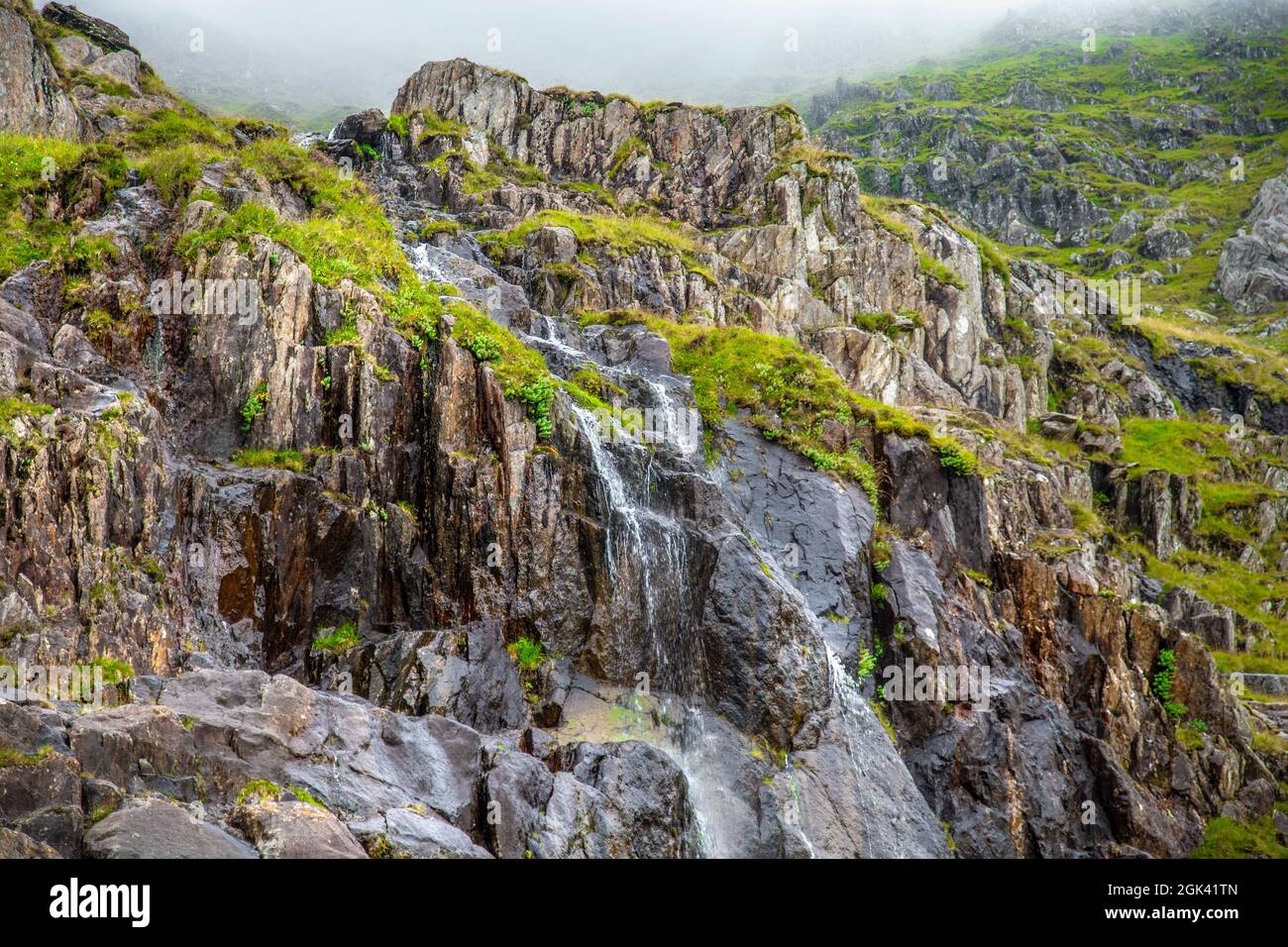 Felsenhänge und Wasserfälle entlang der Bergarbeiter; Track zum Snowdon Summit, Snowdonia, Wales, Großbritannien Stockfoto