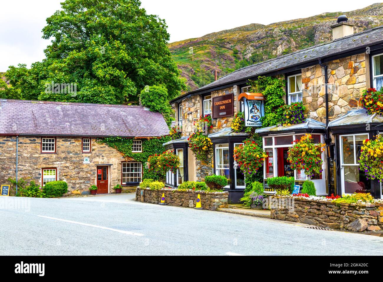 Tanronnen Inn im Dorf Beddgelert, Snowdonia, Wales, Großbritannien Stockfoto