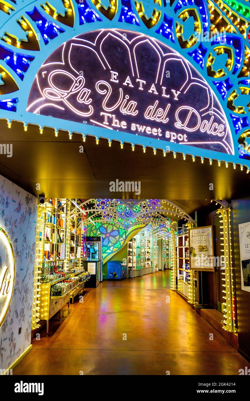 La Via del Dolce dekoriert mit bunten Lichtern in Eataly, London, Großbritannien Stockfoto
