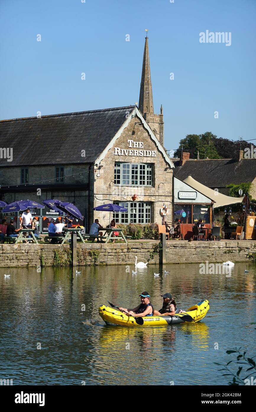 The Riverside Pub an der Themse, Lechlade-on-Thames, Cotswolds, Gloucestershire, England, Vereinigtes Königreich, Europa Stockfoto