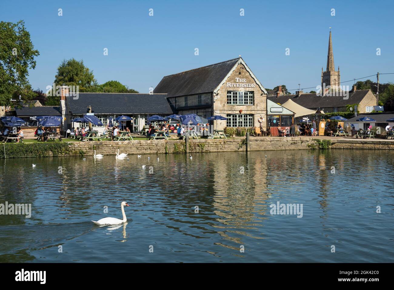 The Riverside Pub an der Themse, Lechlade-on-Thames, Cotswolds, Gloucestershire, England, Vereinigtes Königreich, Europa Stockfoto