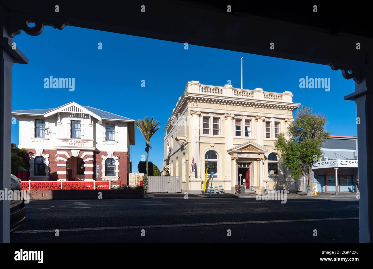 Postgebäude und Gebäude der Bank of New Zealand, Bridge Street, Eltham, Taranaki, North Island, Neuseeland Stockfoto