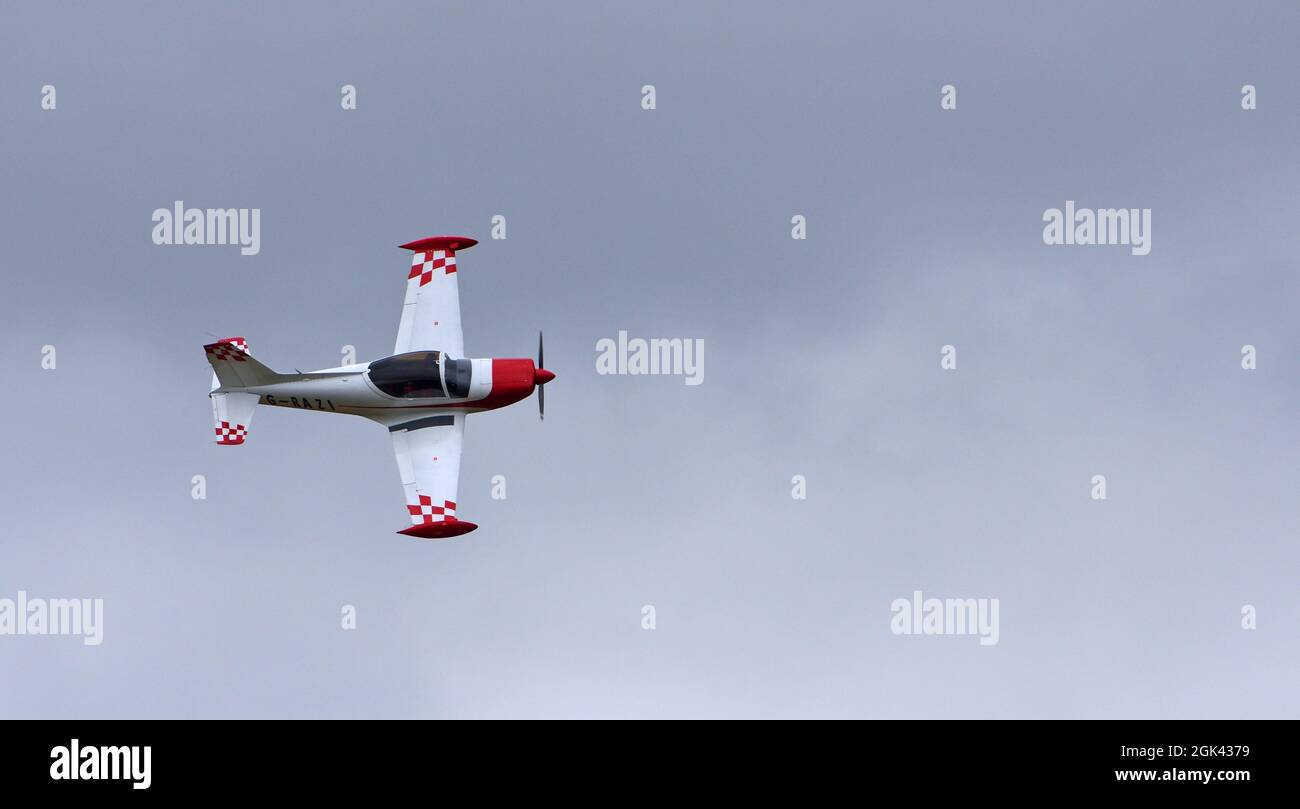 Classic Siai - Marchetti F.260 G-RAZI Flugzeuge im Flug mit bewölktem Himmel. Stockfoto