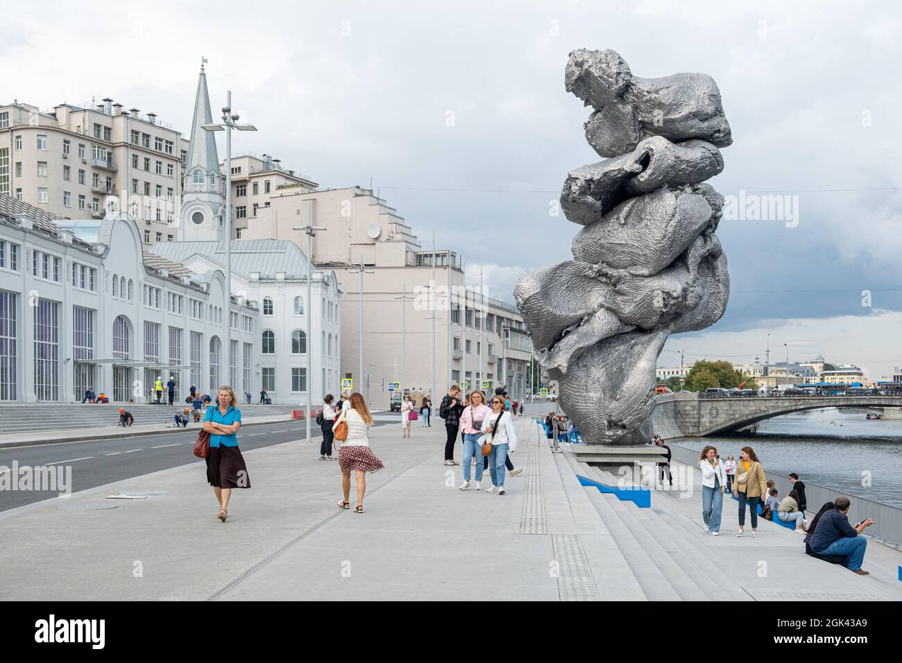 Moskau, Russland - 24. August 2021: Monumentale Skulptur, Big Clay Nummer 4, angefertigt vom Schweizer Künstler Urs Fischer. Moderne Installation Stockfoto