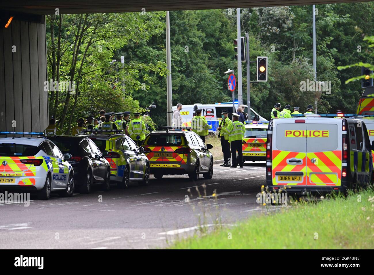 Isolieren Sie britische Klimaschutzaktivisten Demonstranten Block A41 M25 J20 Kreisverkehr in Hertfordshire zwischen Watford und Kings Langley mit Polizei vor Ort Stockfoto