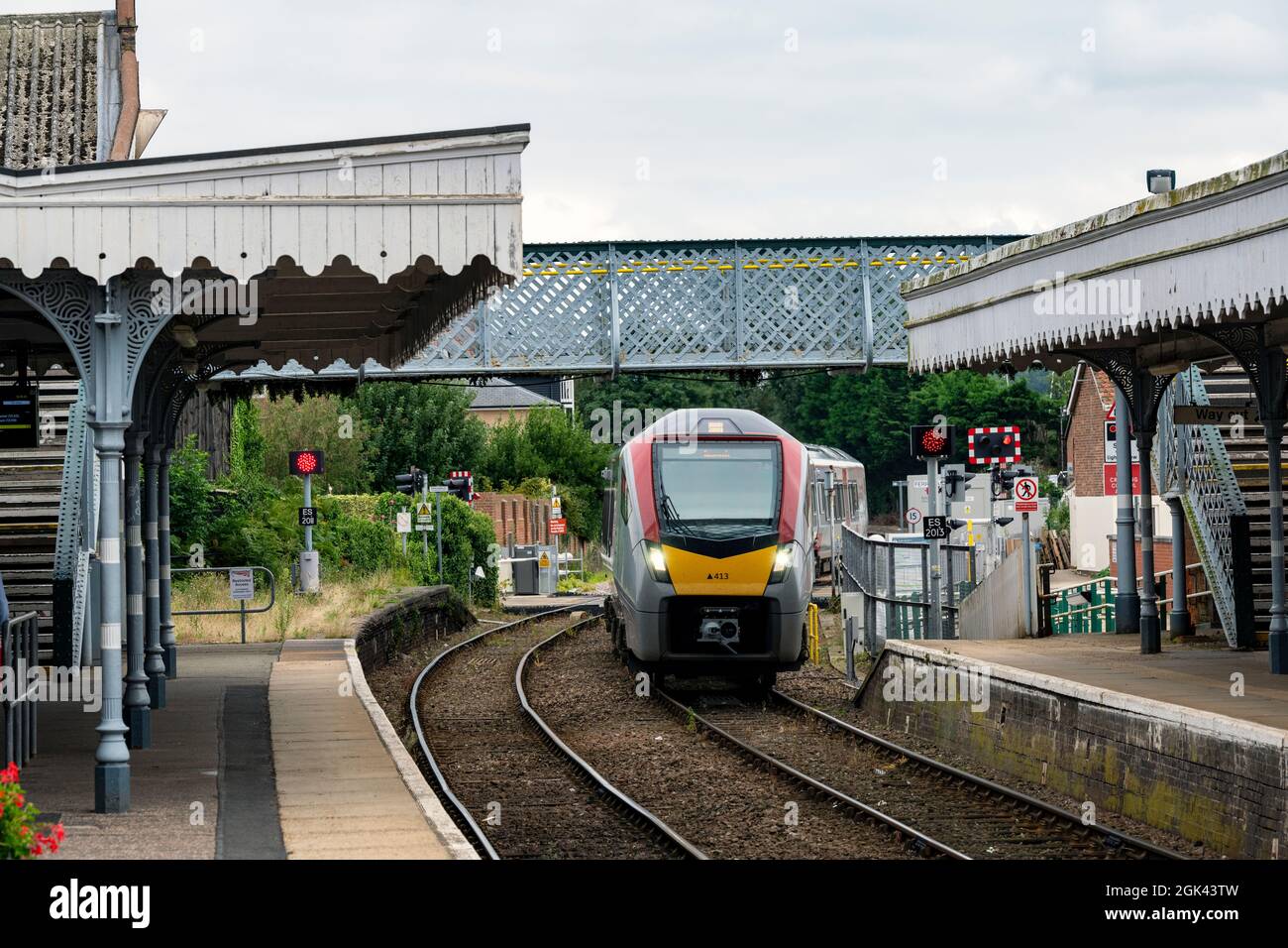 Stadler Bi-Mode- oder Dual-Power-Triebwagen, der in Woodbridge auf der East Suffolk-Nebenstrecke zwischen Lowestoft und Ipswich ankommt. Stockfoto