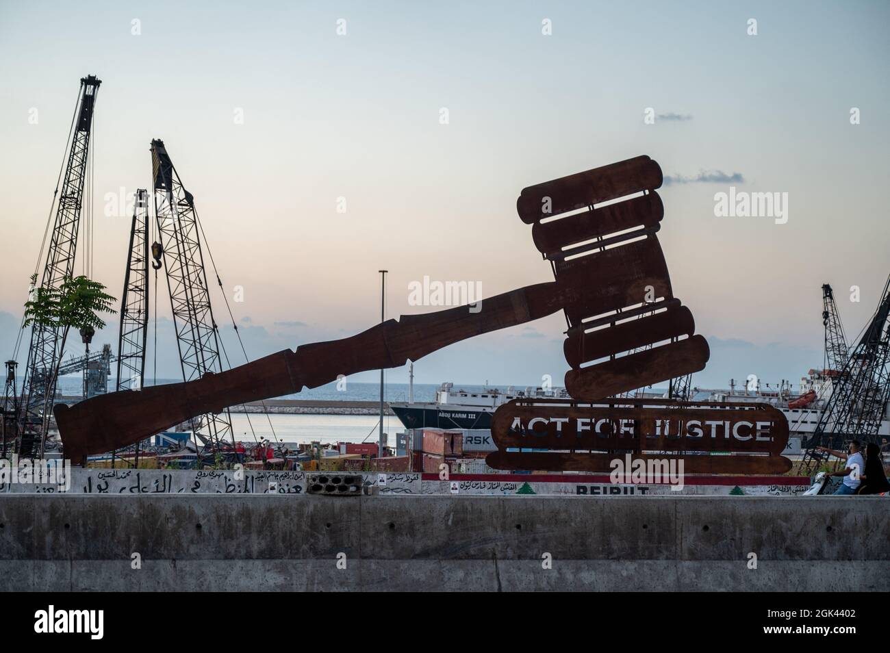 Am 11. September 2021 wurde auf dem Sprengplatz am 4 2020. August im Hafen in Beirut, Libanon, ein Hammer mit der Aussage ‘Gesetz für Gerechtigkeit’ angebracht. Zornige libanesische Bürger und Familien von Opfern demonstrieren regelmäßig und versprechen die Verantwortung für die Blast-Strafe und die Todesstrafe. Foto von Ammar Abd Rabbo/ABACAPRESS.COM Stockfoto